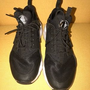 7.5 (5Y) Black Nike Air Huarache